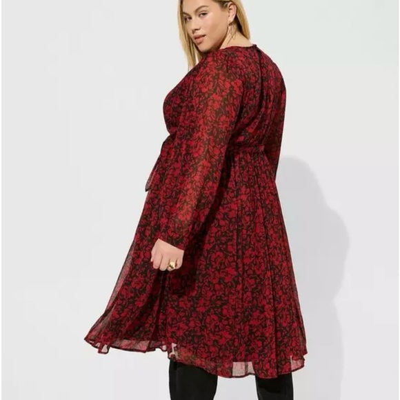 Torrid - Midi Crinkle Chiffon Surplice Balloon Sleeve Dress - Picture 11 of 11